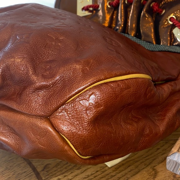 Louis Vuitton Kalahari GM - Picture 9 of 17